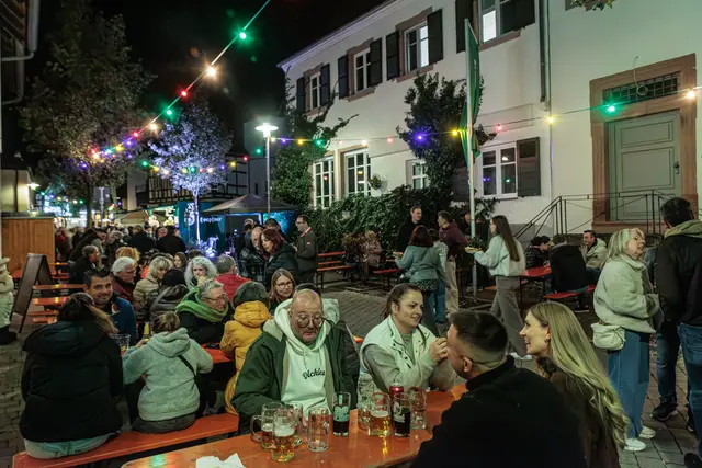 Geselliges Miteinander: Auf der Hagenbacher Kerwe kommen Menschen zusammen, treffen Bekannte und genießen die gemeinsame Zeit. | Foto: Paul Needham