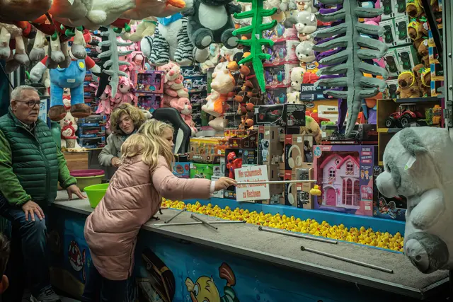 Kerwe-Atmosphäre genießen: Bei einem Bummel über das Festgelände lassen sich die Besucher vom bunten Treiben und der geselligen Stimmung mitreißen. | Foto: Paul Needham
