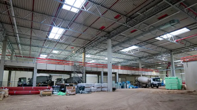 Der Rohbau steht, die Arbeiten im Inneren laufen auf Hochtouren. In der weitläufigen Produktionshalle der neuen Elis-Großwäscherei sind bereits zahlreiche technische Installationen zu erkennen. | Foto: Erik Stegner