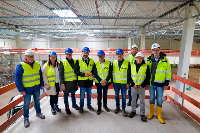 Ein Neubau mit gewaltigen Dimensionen: Elis-Standortleiter Joerg J. Scherf (Mitte) erläuterte beim Rundgang mit Vertretern aus Politik und Bauwirtschaft die Fortschritte an der neuen Großwäscherei in Landstuhl. Auf rund 10.000 Quadratmetern entsteht eine der modernsten Produktionsanlagen der Unternehmensgruppe.  | Foto: Erik Stegner
