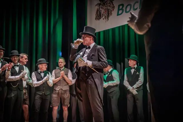 Andreas Bantele ist der 24. Bellheimer Lord. Er wurde am Freitagabend, 9. Oktober 2026, beim traditionellen Bockbierfest in der Bellheimer Festhalle feierlich in sein Amt für die Saison 2026/2027 eingeführt. Darauf erst einmal einen kräftigen Schluck Lord-Pils | Foto: Paul Needham