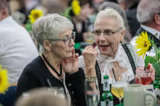 Begeisterte Gäste feiern beim 24. Bellheimer Bockbierfest in der Festhalle. | Foto: Paul Needham