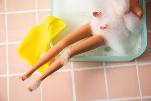 Viel, viel Schaum? Darüber freut sich die Vaginalflora nicht gerade. Wasser und eine milde Reinigungslotion reichen. | Foto: Christin Klose/dpa-mag