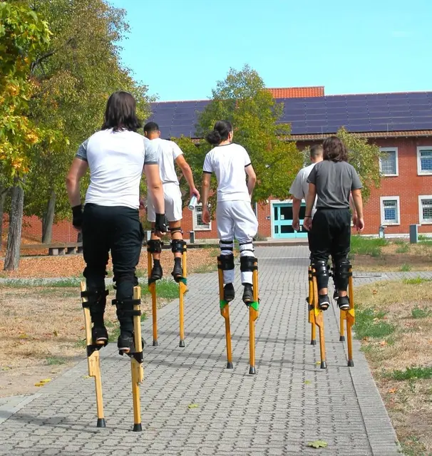 In der JSA Schifferstadt trainierten rund 20 Gefangene für ein Zirkusprojekt mit Aufführung in der Turnhalle. | Foto: JSA Schifferstadt / Frank Schleicher
