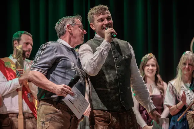 Die Bühnenshow sorgt beim 24. Bellheimer Bockbierfest für Unterhaltung und beste Feststimmung. | Foto: Paul Needham