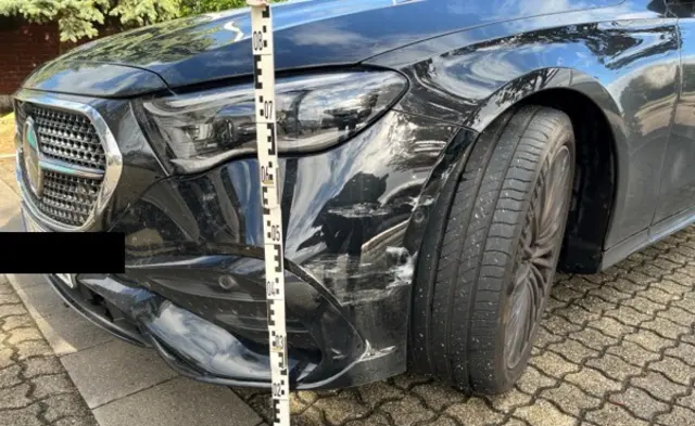 Nach einer Unfallflucht auf einem Parkplatz an der Weinstraße in Edenkoben sucht die Polizei Zeugen. Ein unbekanntes Fahrzeug beschädigte einen schwarzen Mercedes E300 und fuhr davon. | Foto: Polizeidirektion Landau