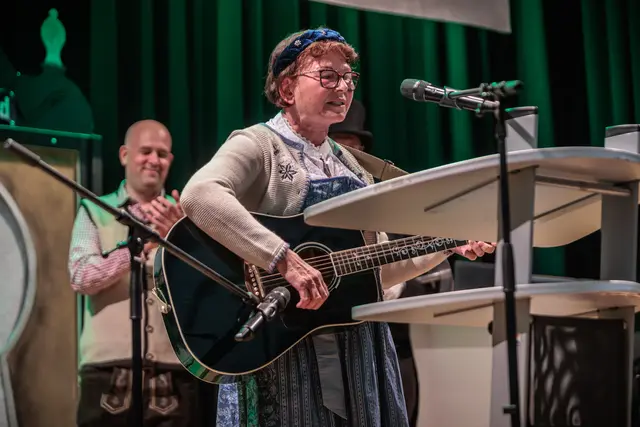 Die Bühnenshow sorgt beim 24. Bellheimer Bockbierfest für Unterhaltung und beste Feststimmung. | Foto: Paul Needham