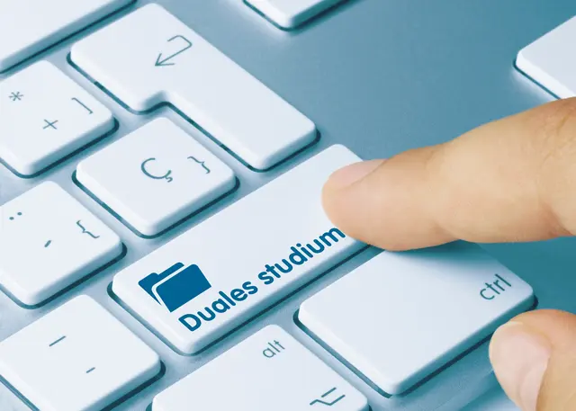 Bei der Mini-Messe des Biz mit Expertenvorträgen geht es unter anderem um Vor- und Nachteile des dualen Studierens | Foto: momius/stock.adobe.com