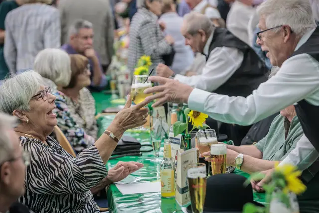 Begeisterte Gäste feiern beim 24. Bellheimer Bockbierfest in der Festhalle. | Foto: Paul Needham
