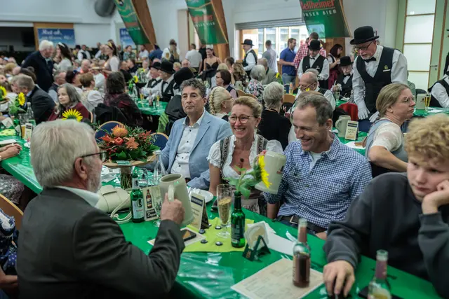 Begeisterte Gäste feiern beim 24. Bellheimer Bockbierfest in der Festhalle. | Foto: Paul Needham