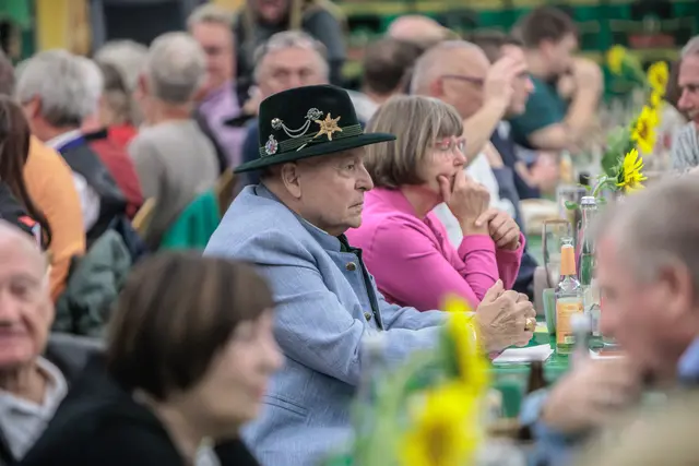 Beim Bellheimer Bockbierfest genießen die Gäste den Abend, kommen miteinander ins Gespräch und feiern gemeinsam in geselliger Runde. | Foto: Paul Needham