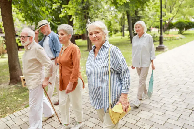 In Barbelroth startet am Montag, 26. Oktober, 10 Uhr, wieder ein Plauderspaziergang für Seniorinnen und Senioren. (Symbolfoto) | Foto: Yakobchuk Olena/stock.adobe.com
