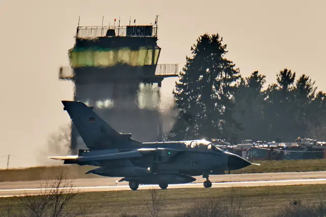 Zeichen des Zusammenhalts: Die Luftwaffe verlegt für die Nato-Übung drei Tornados nach Italien. (Archivbild) | Foto: Thomas Frey/dpa