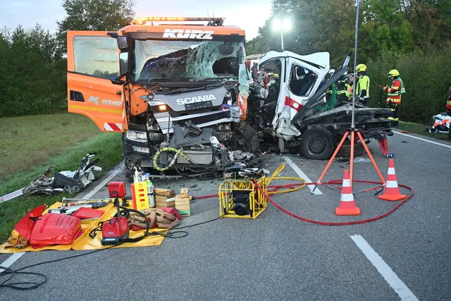 Bei einem Unfall im Zollernalbkreis sind mehrere Menschen schwer verletzt worden. | Foto: Ralf Biesinger/dpa