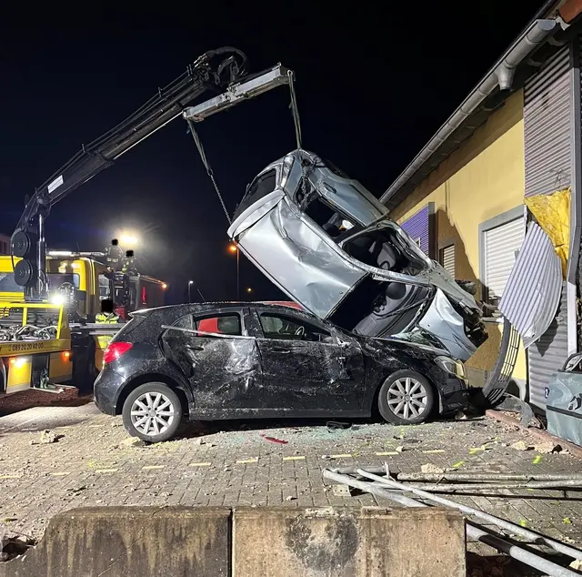 Bei einem schweren Unfall auf der L156 in Beckingen-Haustadt wurden zwei Männer schwer verletzt. Ein Ford Fiesta überschlug sich nach der Fahrt durch Vorgärten und beschädigte mehrere geparkte Autos sowie Hausfassaden. | Foto: Polizeiinspektion Merzig