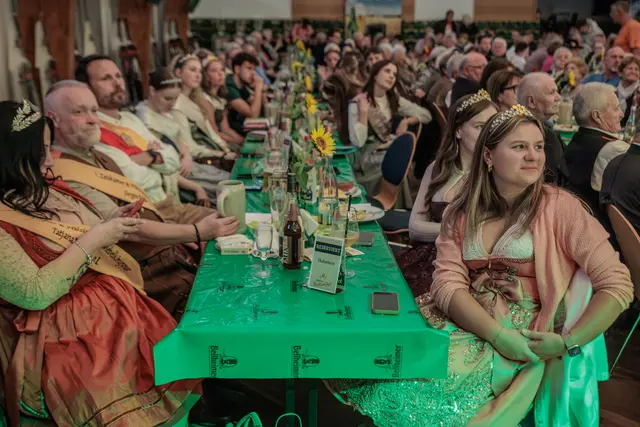 Begeisterte Gäste feiern beim 24. Bellheimer Bockbierfest in der Festhalle. | Foto: Paul Needham