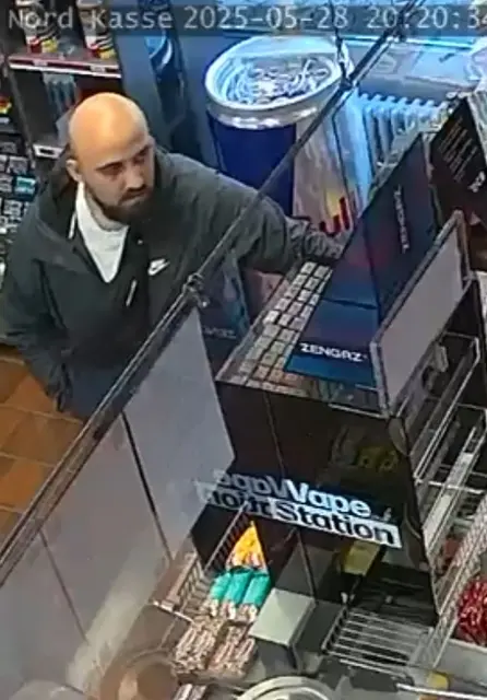Nach dem Diebstahl einer Handtasche in Merchweiler-Wemmetsweiler sollen drei Männer mit einer ausgespähten Debitkarten-PIN in Deutschland und Frankreich Bargeld abgehoben und eingekauft haben. Die Polizei fahndet mit Überwachungsbildern nach den Tatverdächtigen. | Foto: Landespolizeidirektion Saarland