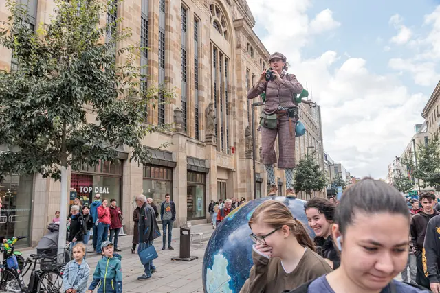 Live-Musik, Straßenkunst und buntes Treiben: Das Karlsruher Stadtfest lockte am Samstag, 10. Oktober 2026, in die Innenstadt. Unsere Bildergalerie zeigt die Eindrücke vom Fest. | Foto: Paul Needham