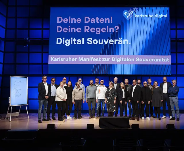 Viele Menschen nutzen KI und digitale Anwendungen im Alltag und bei der Arbeit. | Foto: Dennis Dorwarth Photographie