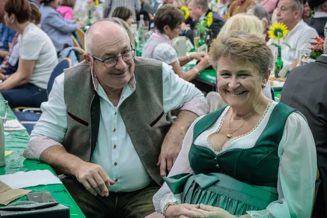 Begeisterte Gäste feiern beim 24. Bellheimer Bockbierfest in der Festhalle. | Foto: Paul Needham