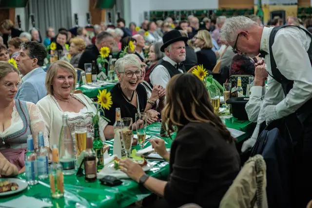 Begeisterte Gäste feiern beim 24. Bellheimer Bockbierfest in der Festhalle. | Foto: Paul Needham
