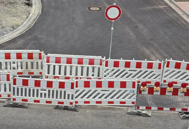 Wegen eines Gasschadens ist die Kanalstraße in Bad Dürkheim zeitweise mit Absperrungen gesichert. (Symbolbild) | Foto: Eva Bender
