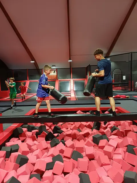 Großer Spaß für die Kinder in der Trampolinhalle. | Foto: Anpfiff ins Leben