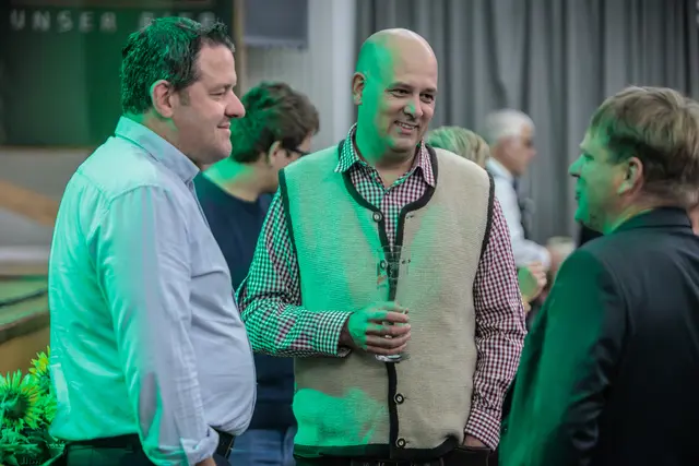 Beim Bellheimer Bockbierfest genießen die Gäste den Abend, kommen miteinander ins Gespräch und feiern gemeinsam in geselliger Runde. | Foto: Paul Needham