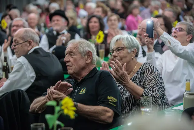 Beim Bellheimer Bockbierfest genießen die Gäste den Abend, kommen miteinander ins Gespräch und feiern gemeinsam in geselliger Runde. | Foto: Paul Needham