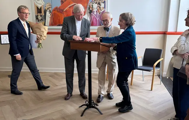 Die Künstlerin mit dem Schriftsteller Jean Duchesne und Kardinal Laurent Ulrich  | Foto: Volker Schläfer