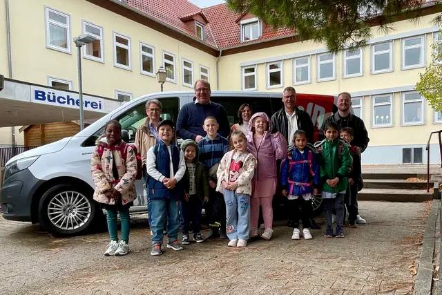Ehrenamtliche Unterstützung und ein Bürgerbus machten den Feriensprachkurs für Grundschulkinder möglich. | Foto: Kreis Bad Dürkheim