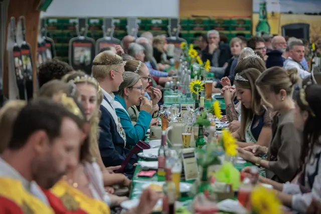 Beim Bellheimer Bockbierfest genießen die Gäste den Abend, kommen miteinander ins Gespräch und feiern gemeinsam in geselliger Runde. | Foto: Paul Needham