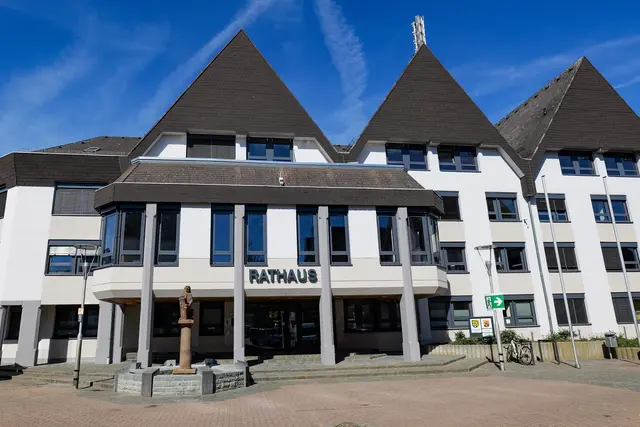 Das frisch sanierte Rathaus prägt das Zentrum von Ramstein-Miesenbach. Für die weitere Aufwertung der Stadtmitte stehen nun 167.000 Euro Fördermittel bereit. | Foto: Erik Stegner