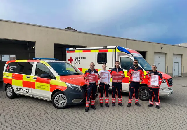 (Von links) Notfallsanitäter Peter Huber, Rettungssanitäterin Ann-Cathrin Bast, Rettungssanitäter Max Hanssen, Notfallsanitäter Daniel Albrecht und Notfallsanitäter Christof Bergdolt vor der DRK-Rettungswache in der Lagerstraße 5 Mannheim. | Foto: DRK-KV Mannheim e.V.