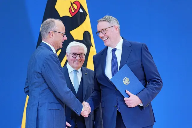 Bundeskanzler Friedrich Merz (CDU) gratuliert Alexander Schweitzer (SPD) nach seiner Ernennung zum neuen Arbeitsminister durch Bundespräsident Frank-Walter Steinmeier.  | Foto: Michael Kappeler/dpa