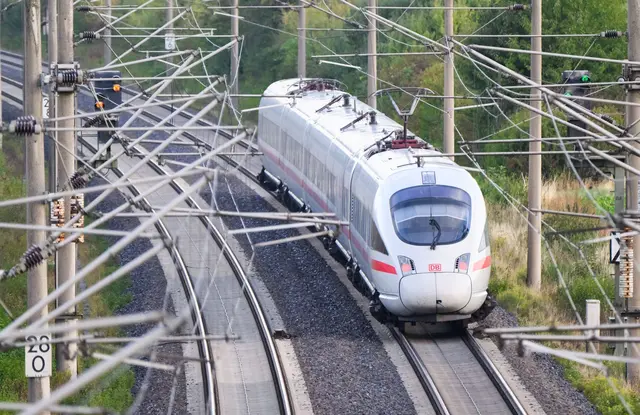 Mit dem Fahrplanwechsel gibt es eine neue ICE-Direktverbindung von Saarbrücken nach Hamburg (Symbolbild)  | Foto: Julian Stratenschulte/dpa