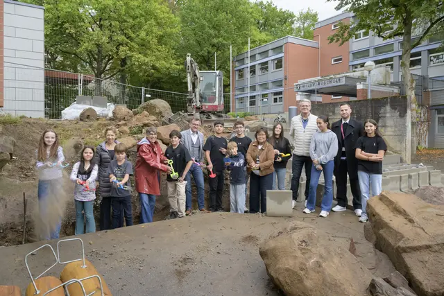 Jetzt wird gebaut: Schülerinnen und Schüler sowie Vertreterinnen und Vertreter der Stadt Heidelberg, der Dietmar Hopp Stiftung und der Waldparkschule beim gemeinsamen Fototermin mit Schülerinnen und Schülern zum Start der Arbeiten an den Außenanlagen der Waldparkschule (von links): Angelika Kern (Landschafts- und Forstamt), Uta Mielisch (Dietmar Hopp Stiftung), Bürgermeister Raoul Schmidt-Lamontain, Juliah Rais-Morres (Landschafts- und Forstamt), Mathias Peitz (Waldparkschule) und Timm Oesterreich (Amt für Schule und Bildung). | Foto: Philipp Rothe