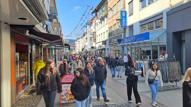 Verkaufsoffener Sonntag in Kaiserslautern: Am 18. Oktober 2026 öffnen zahlreiche Geschäfte von 13 bis 18 Uhr. Gleichzeitig läuft die Lautrer Oktoberkerwe auf dem Messeplatz. Beim Shoppingsonntag im Mai (Foto) herrschte dichtes Gedränge in der City | Foto: Monika Klein