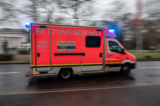 Der Zwölfjährige wird von einem Rettungswagen in eine Klinik gebracht. (Symbolbild)  | Foto: Fabian Strauch/dpa