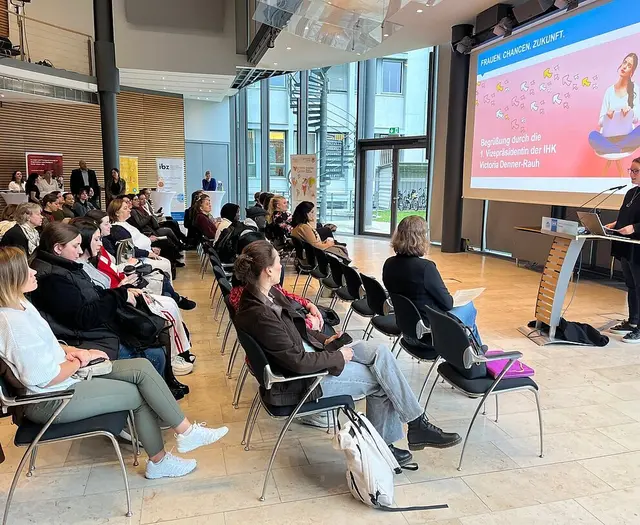 Bei dem Forum können Frauen Kontakte knüpfen und ihre Bewerbungsunterlagen prüfen lassen. | Foto: IHK Karlsruhe
