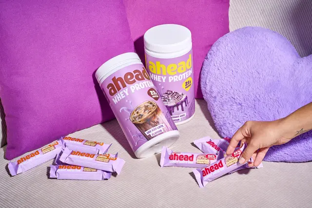 Vier neue Ube-Produkte von ahead: zwei Whey-Protein-Pulver und zwei Wafer-Riegel – ab Mittwoch, 13. Oktober, online erhältlich. | Foto: ahead GmbH