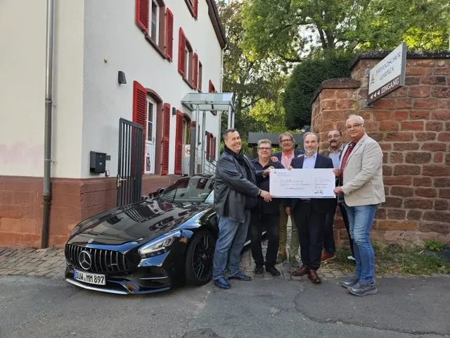 Bei der Scheckübergabe im Japanischen Garten kommt das Team der Spendenfahrten zusammen – die Aktion brachte 2000 Euro für die Anlage. Das Foto zeigt Mario Matheis (von links), Helge Leitzbach, Alexander Heß, Hans-Günther Clev, Robert Sprengart und Ralf Kammer  | Foto: Stadt Kaiserslautern/gratis