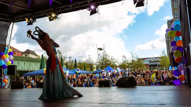 Auf dem Alten Messplatz kamen hunderte Mädchen und junge Frauen zum Weltmädchentag zusammen. | Foto: Marina Terechov