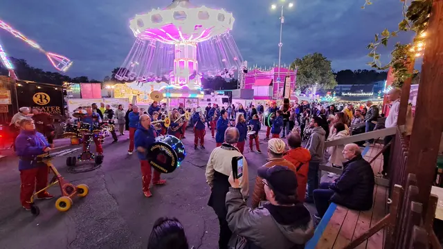 Ein Standkonzert der Pfälzer Rhythmusfetzer vor dem Lössel-Zelt: Auch bei der diesjährigen Oktoberkerwe spielt die Gruppe zur Eröffnung auf | Foto: Monika Klein