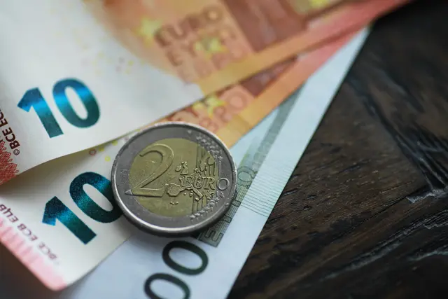 Eine 80-Jährige wurde auf einem Bankparkplatz in Wiesloch durch einen Wechselgeld-Trick um Bargeld gebracht. Die Polizei sucht Zeugen und Hinweise zu dem unbekannten Mann. | Foto: alexkich/stock.adobe.com
