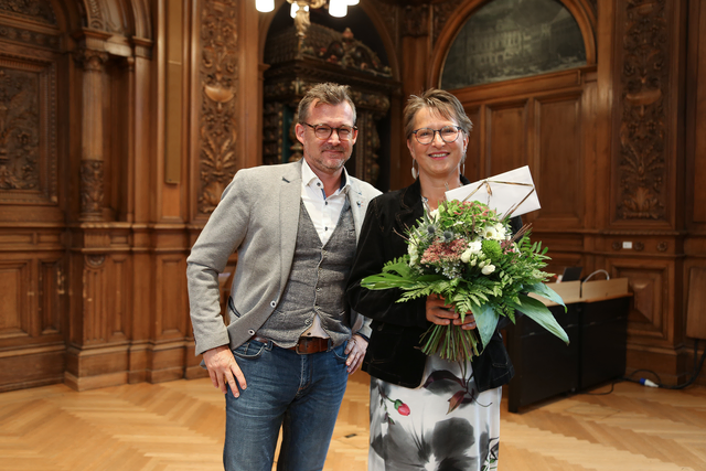 Bürgermeister Raoul Schmidt-Lamontain bedankte sich bei der langjährigen Kommunalen Behindertenbeauftragten Christina Reiß für ihr außerordentliches Engagement und wünschte ihr alles Gute für die Zukunft. | Foto: Stadt Heidelberg