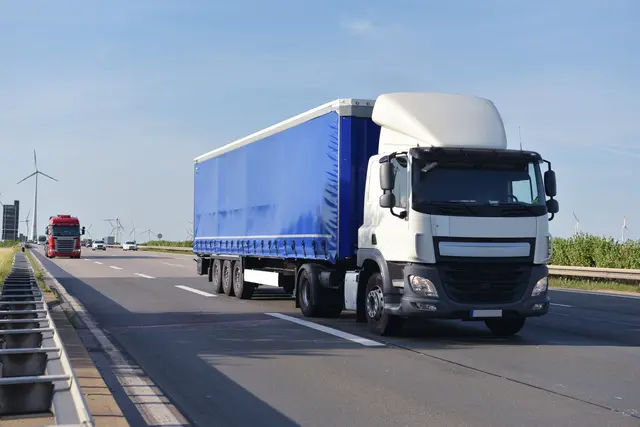 Unbekannte Täter haben in Germersheim rund 200 Liter Diesel aus einem Lkw gestohlen. Sie schnitten laut Polizei einen Zaun zum Firmengelände auf. | Foto: industrieblick/stock.adobe.com