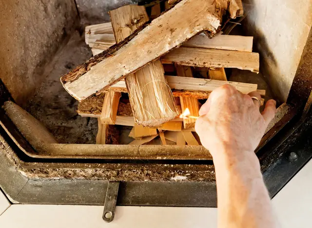 Trockenes Holz ist entscheidend: Der Feuchtegehalt des Brennholzes darf höchstens 25 Prozent betragen. | Foto: Monique Wüstenhagen/dpa-mag