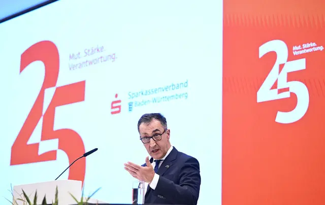 Ministerpräsident Özdemir: Sparkassen sind Erfolgsmodell. | Foto: Bernd Weißbrod/dpa