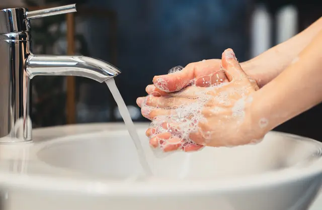 Zum Welthändewaschtag gibt das Bundesinstitut für Öffentliche Gesundheit Tipps gegen verbreitete Irrtümer beim Händewaschen. | Foto: aboutmomentsimages/stock.adobe.com